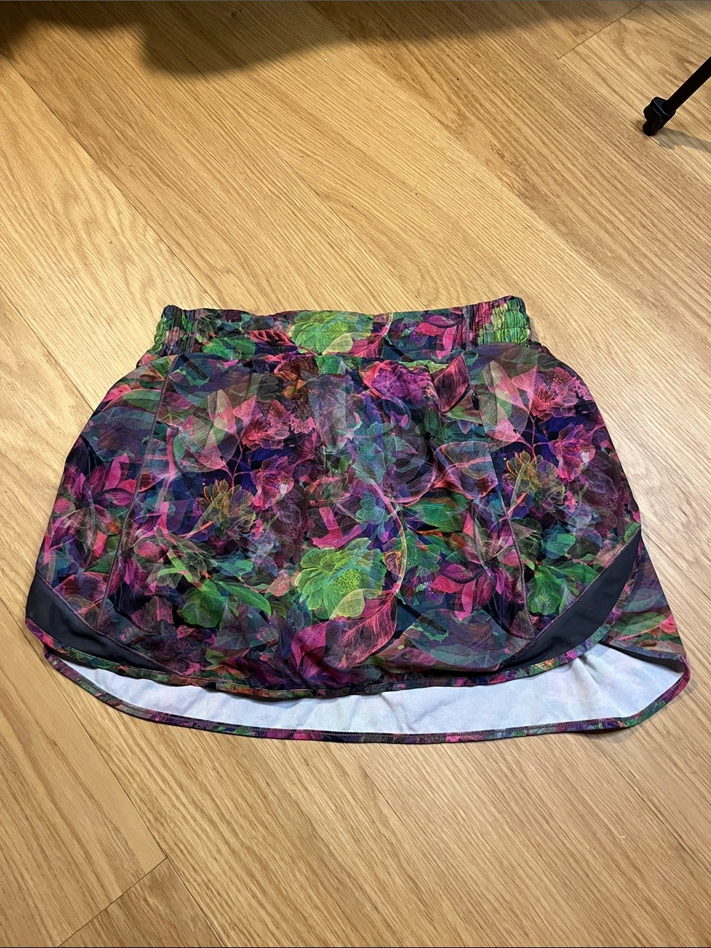 Lululemon Women’s Hotty Hot High Rise Skirt-vivid floral tone multi size 8